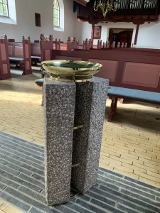 Et oppudset dåbsfad til en kirke