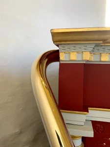 En kurvet drejning på et messing gelænder