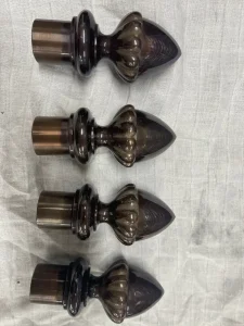 Et par endestykker til en gelænderrundstok i bruneret messing