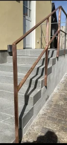 Et gelænder i bronze