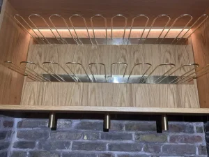 En glasholder i messing indeni en trækasse