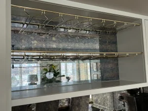 En glasholder i messing