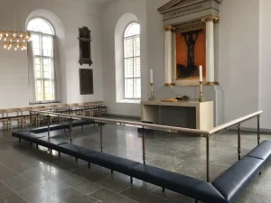 Et knæfald i en kirke