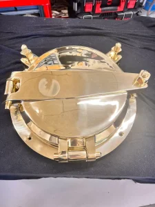 Et oppudset og lakeret koøje i messing