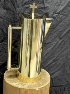 En oppudset messing dåbskande til en kirke