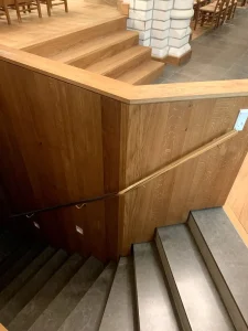 En gelænderrundstok i messing til en kirke