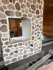 En messingindramning til et hul i en mur