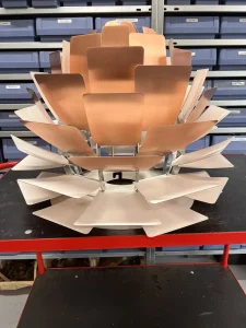 En oppudset og renoveret Poul Henningsen Koglen