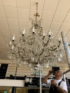 En stor renoveret prisme lysekrone