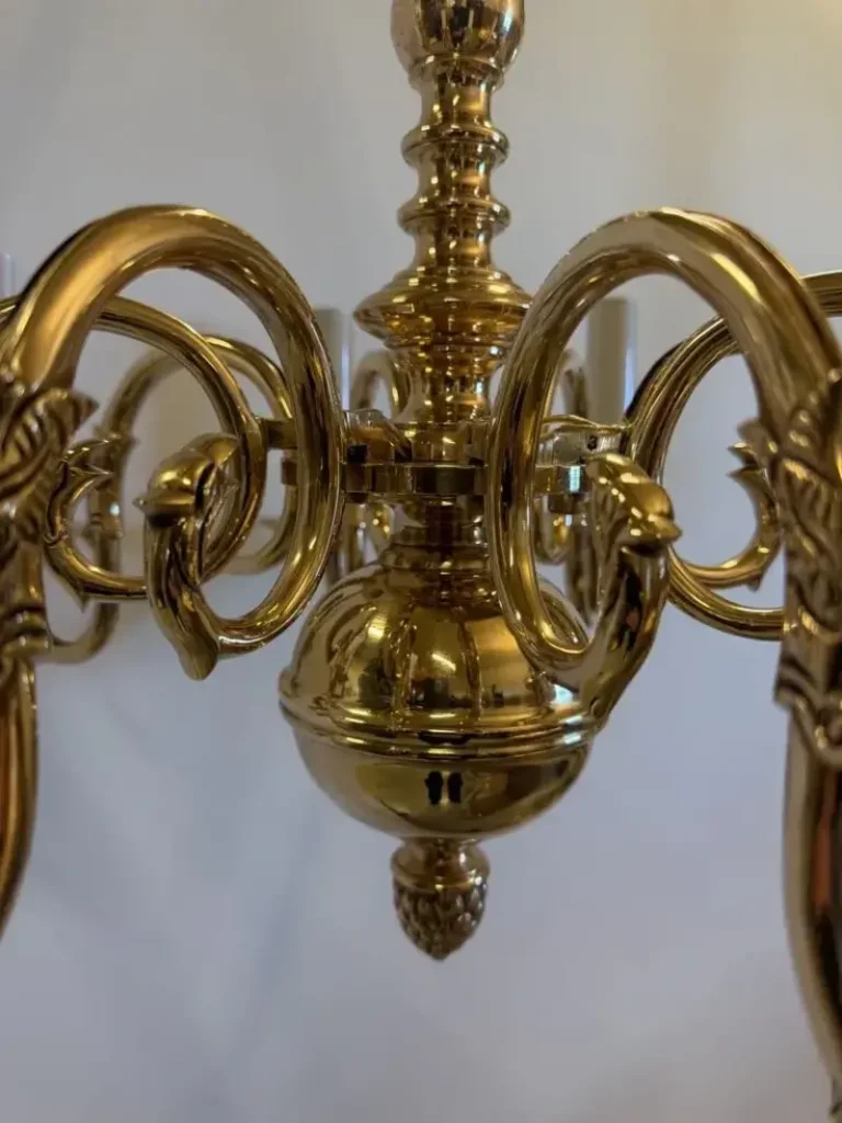 et nærbillede af en nypoleret lysekrone