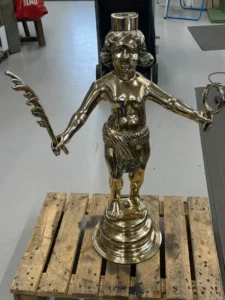 renovering af aalborg budolfi kirkes bronzefigur som symbolisere fred og sejr
