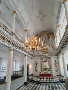 nyrenoverede lysekroner til augustenborg slotskirke af gørtler jesper christiansen