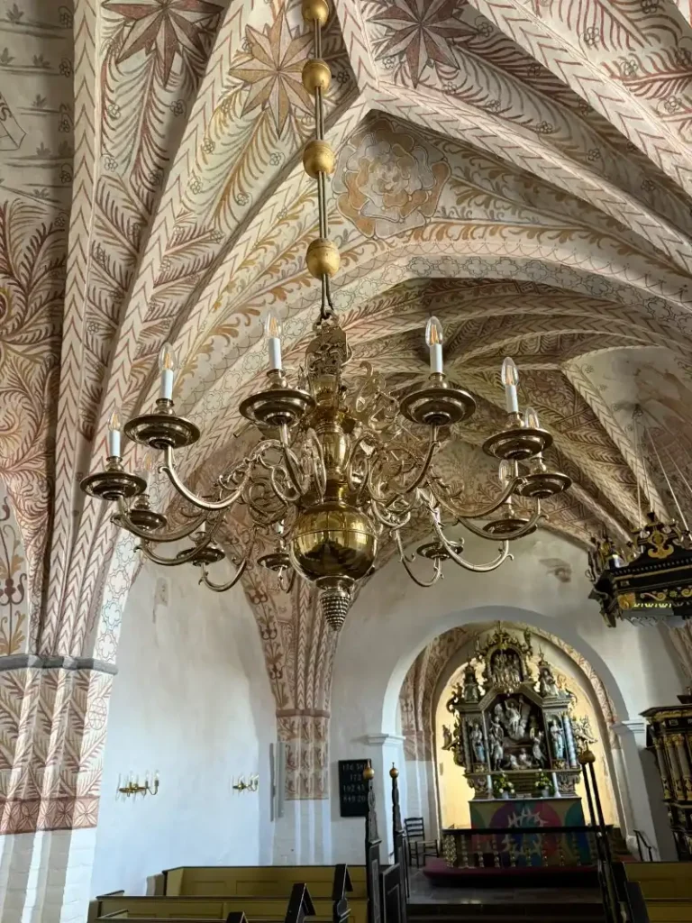 renovering af auning kirkes lysekroner af gørtler jesper christiansen