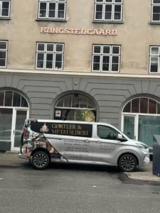 rungstedgaard med nyrenoverede skilte af gørtler jesper christiansen