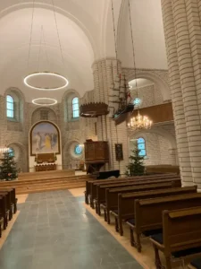 nyrenoverede lysekroner i frederikshavn kirke af gørtler jesper christiansen