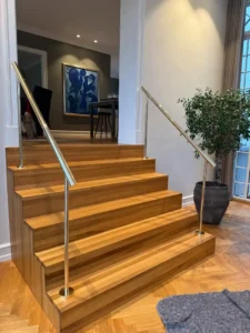 messing gelæder i et nymoderne dansk hjem