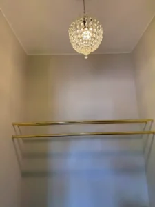 messing stænger i en garderobe for private kunder