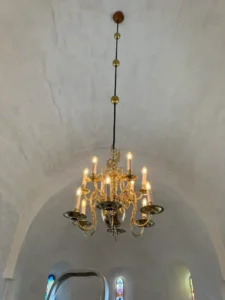 et billede af nyker kirkes lysekroner på bornholm