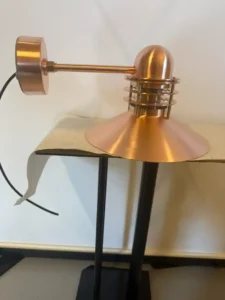 en renoveret poul henningsen udendørs gulvlampe