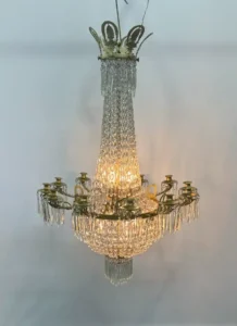 en renoveret prismelysekrone