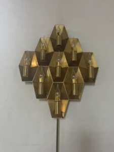 en renoveret kirkes lampetter