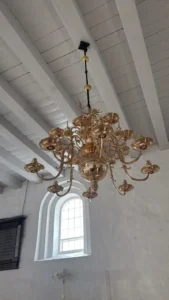 en renoveret lysekrone i en dansk kirke