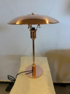en renoveret poul henningsen bordlampe