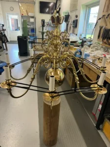 en renoveret lysekrone i gørtler jesper christiansens værksted