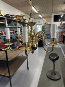 en renoveret lysekrone i et værksted