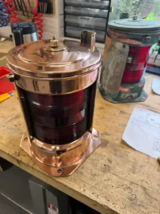 en renoveret messing lanterne på en træbænk