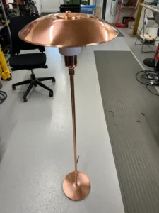 et billede af en renoveret poul henningsen gulvlampe