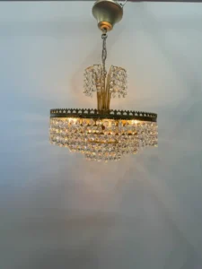 en renoveret prisme lysekrone